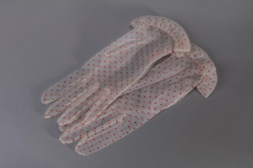 Handschoenen in witte perlon met rode stippen