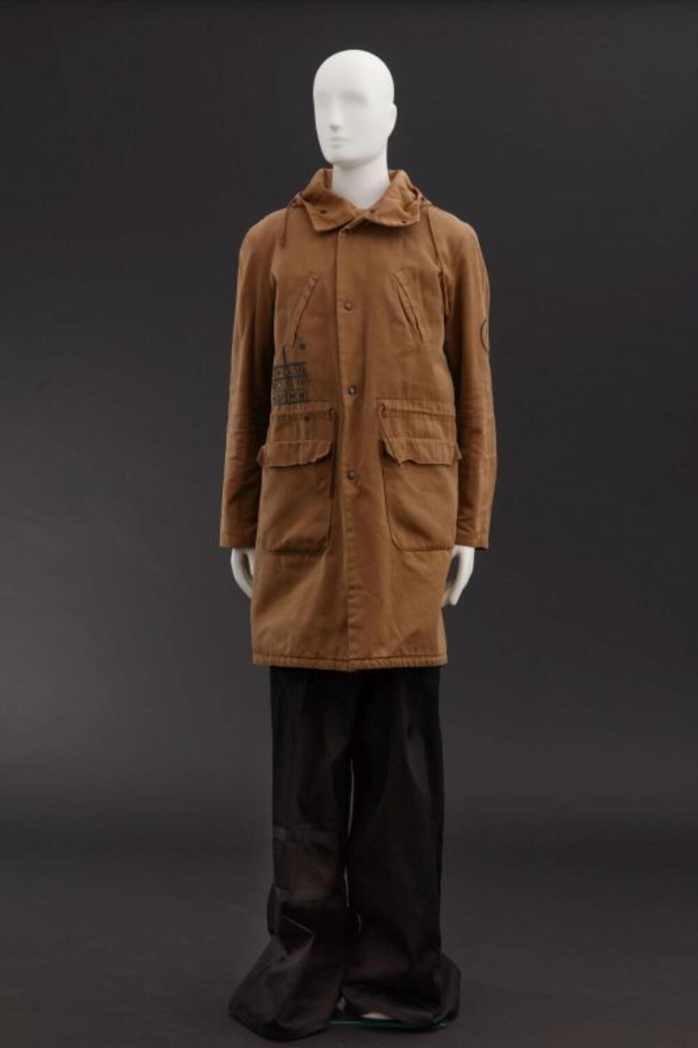 Lichtbruine parka met bedrukking van letters en bloemen