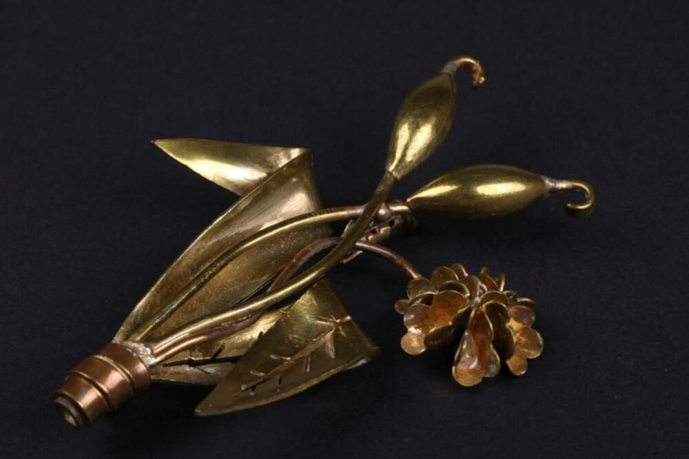 Broche in koper met bloemmotief