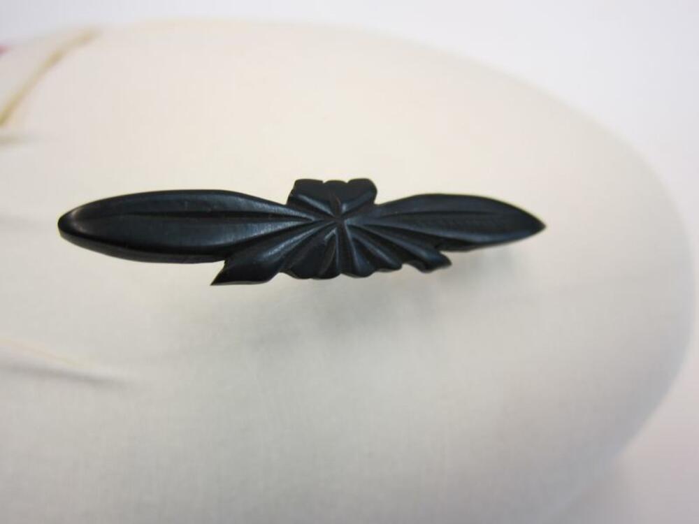 Broche in zwart bakeliet