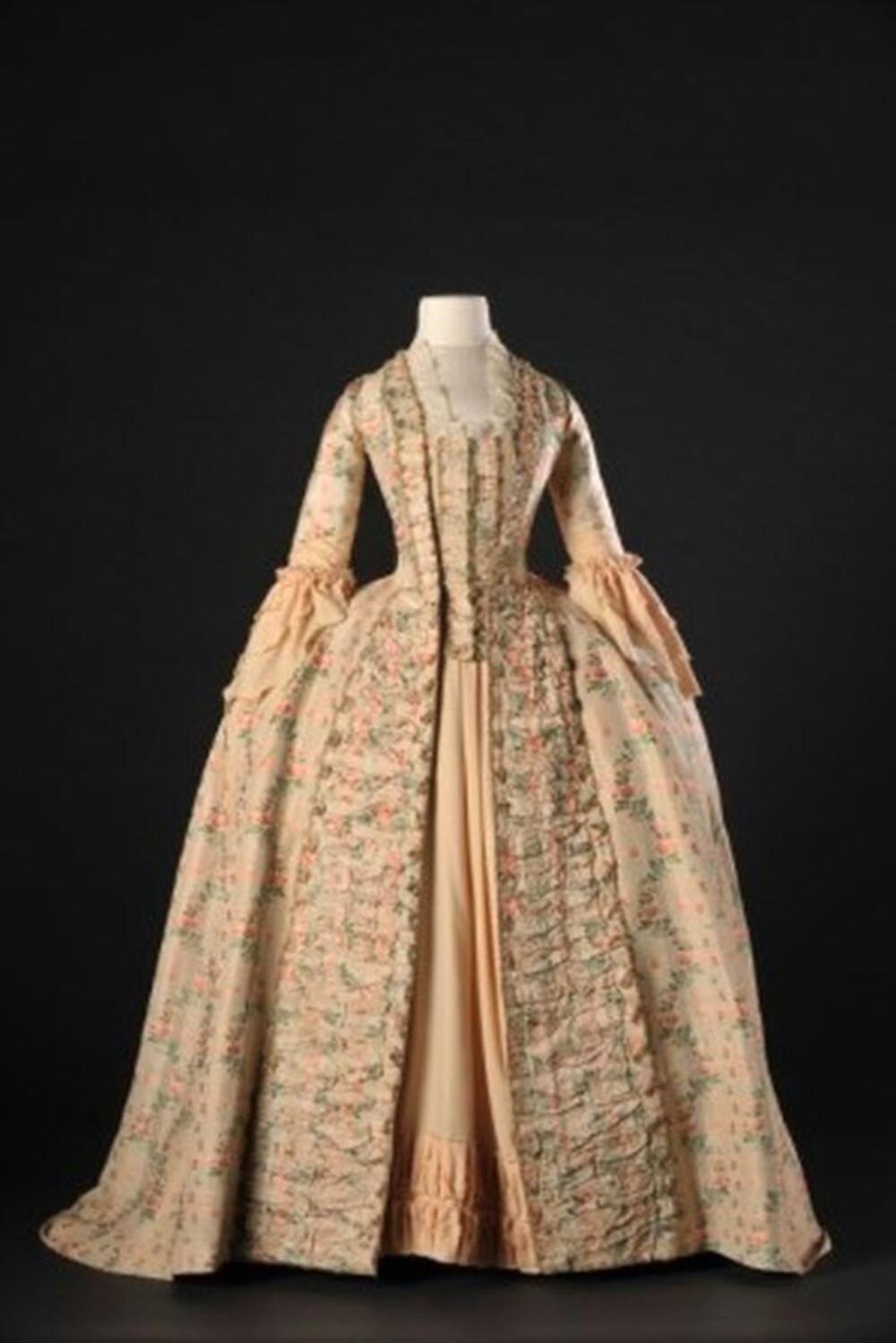 Robe à la française in ecru wilde zijde bestaande uit jurk en onderrok