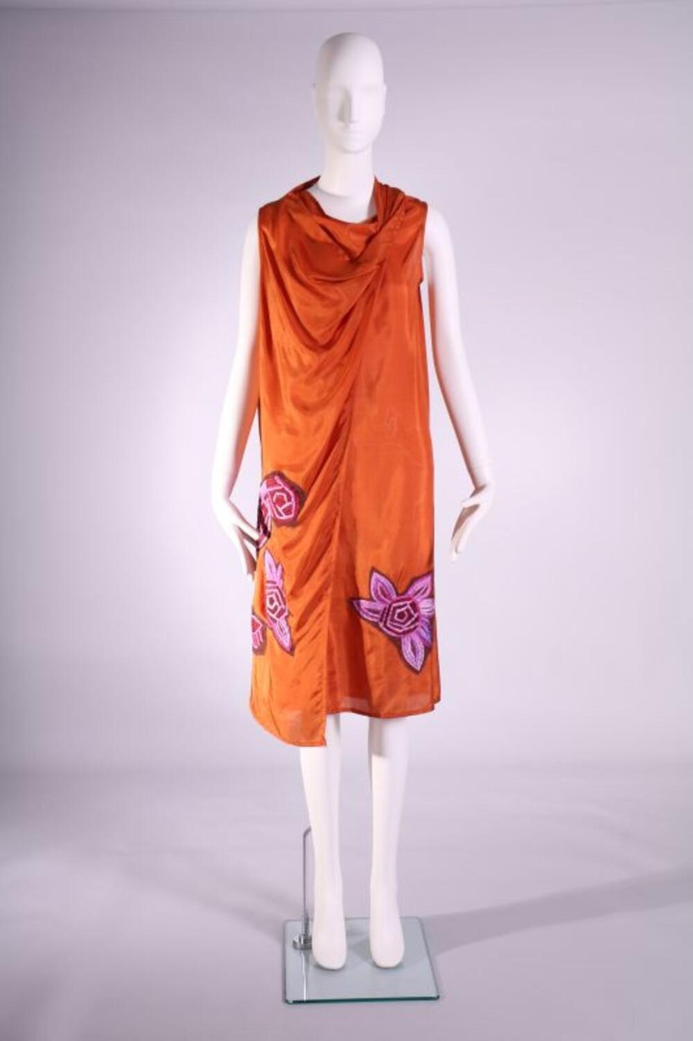Jurk in oranje zijde met paarse bloemen