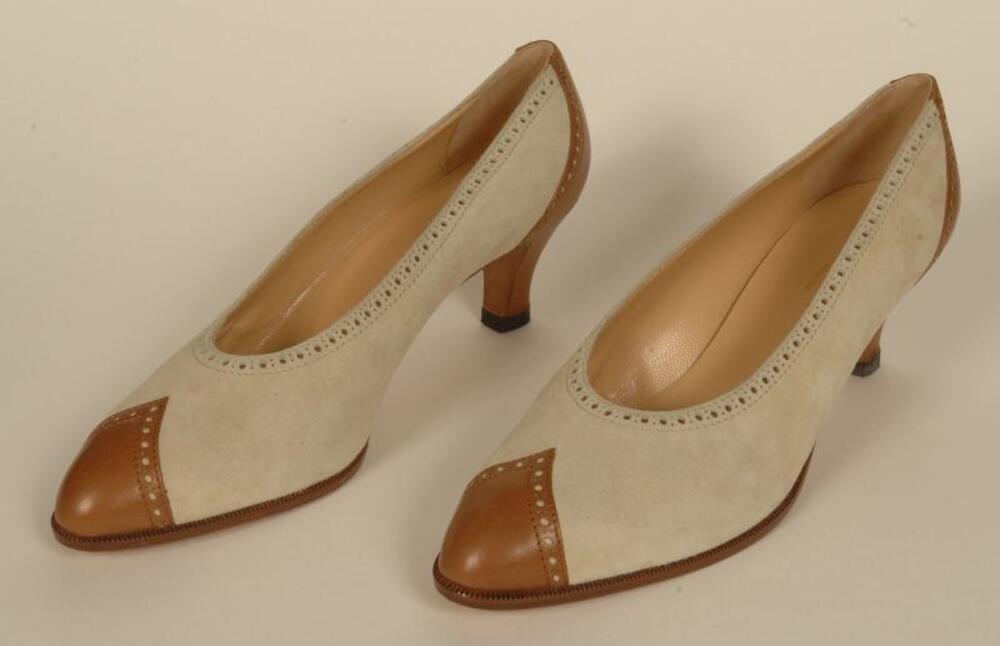 Pumps in beige suède en details in bruin leer