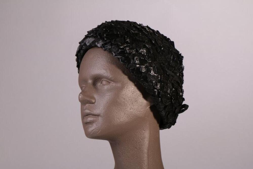 Hoed in zwarte raffia versierd met strik