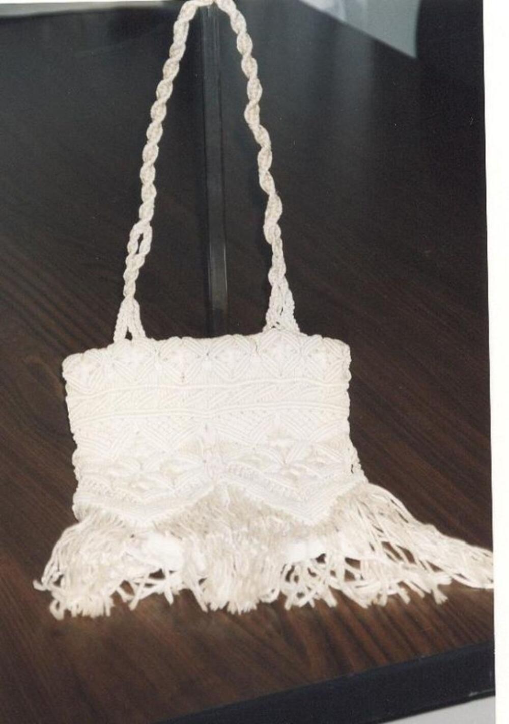 Ecrukleurige handtas in macramé