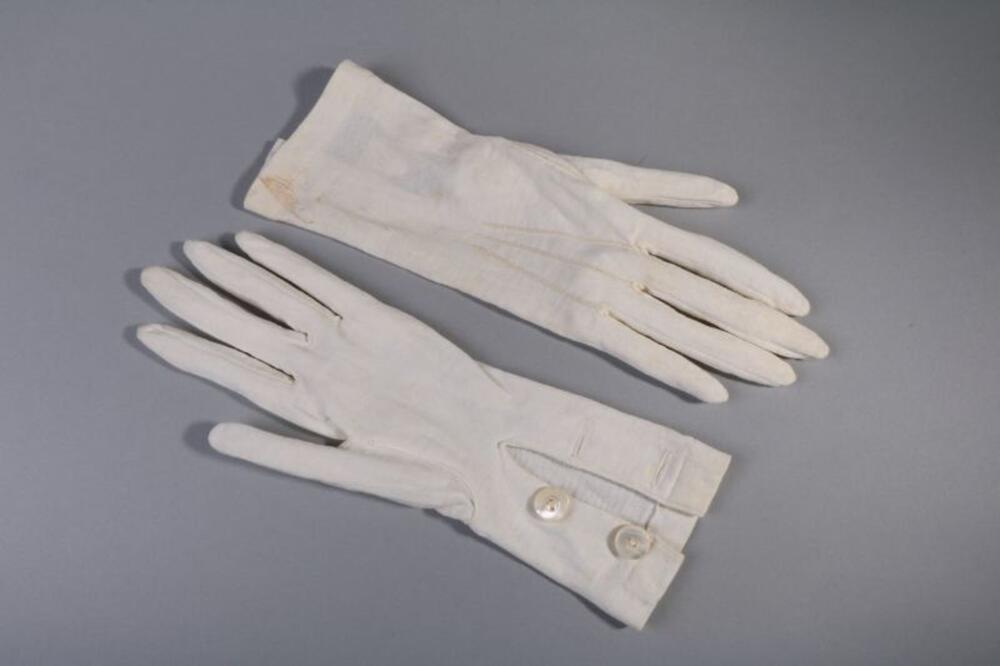 Een paar witte handschoenen