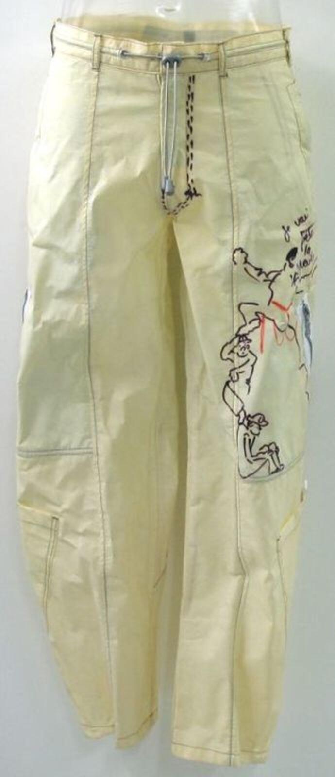 Broek in beige papier met handgeschreven tekst en tekening