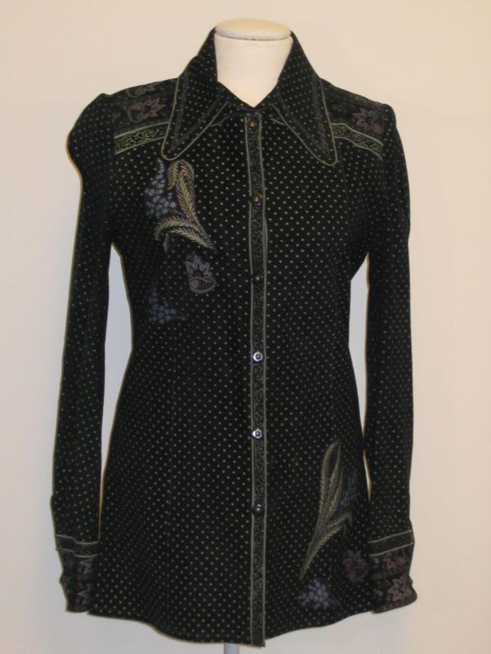 Hemdsblouse in donkerblauwe suède met bloemenprint
