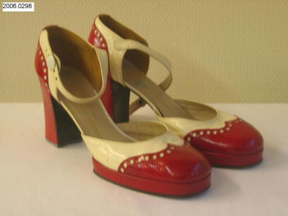 Open schoenen met hoge zware hak en zool in wit en rood lakleer