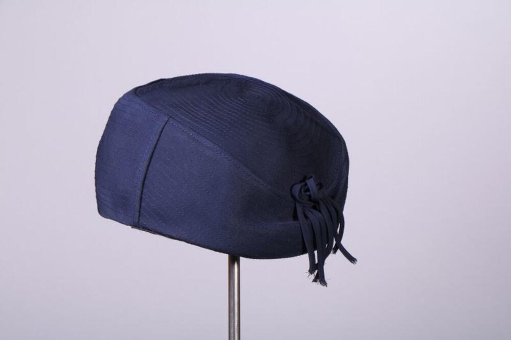 Hoed in donkerblauwe kunstvezel