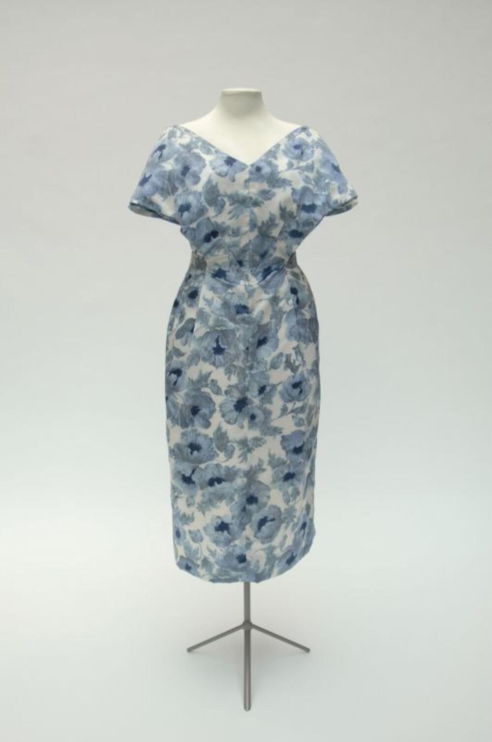 Cocktailjurk  in witte zijde met grote blauwe bloemen