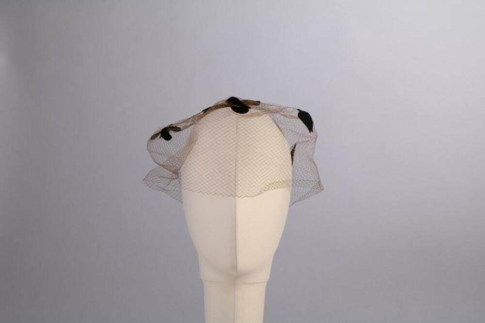 Voilette in goudkleurige gaas met bloemen in zwart fluweel