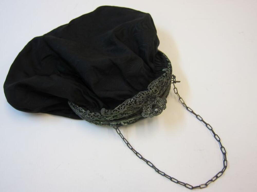 Handtas in zwarte moiré met filigraanbeugel en ketting