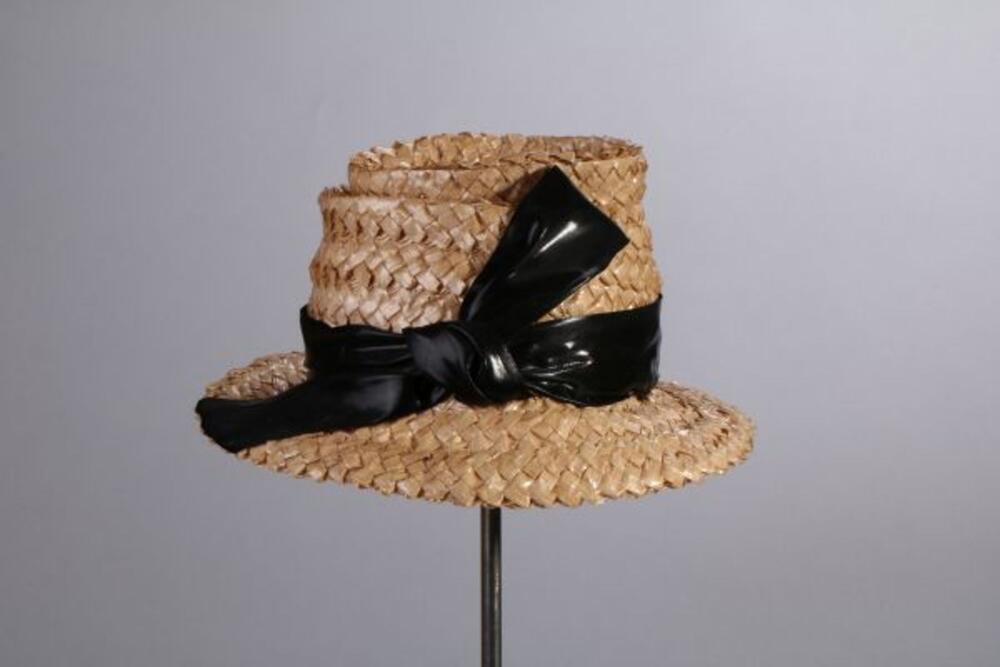 Hoed in beige kunststof stro met zwart lint