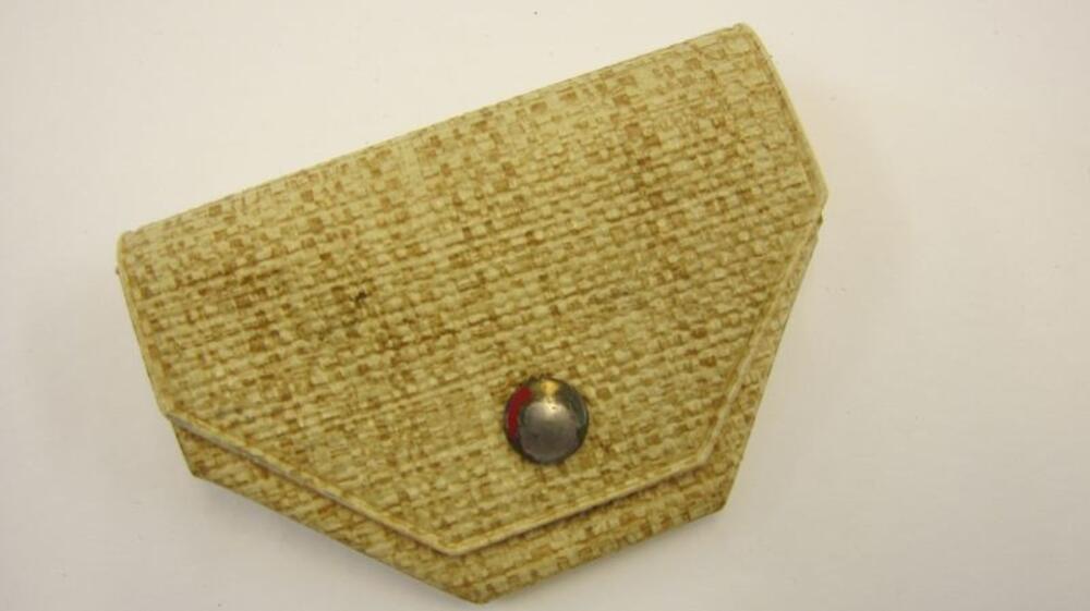 Portemonnee in beige plastic met rode voering