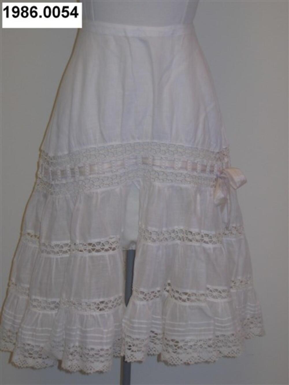 Open onderbroek met pijpjes, model tussen broek en rok