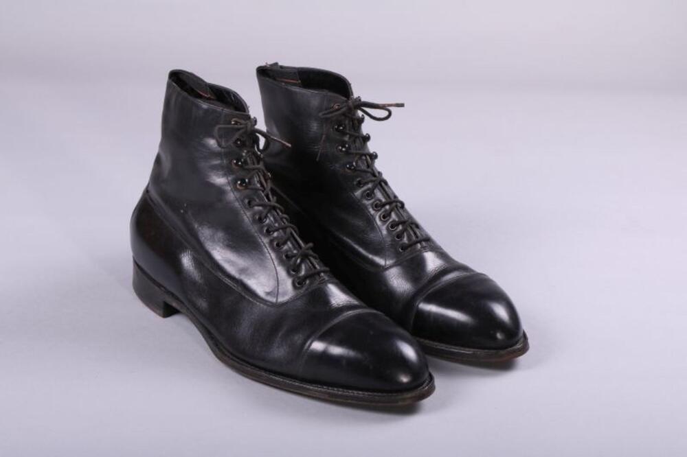 Halfhoge schoenen in zwart leer met veters en rijghaken