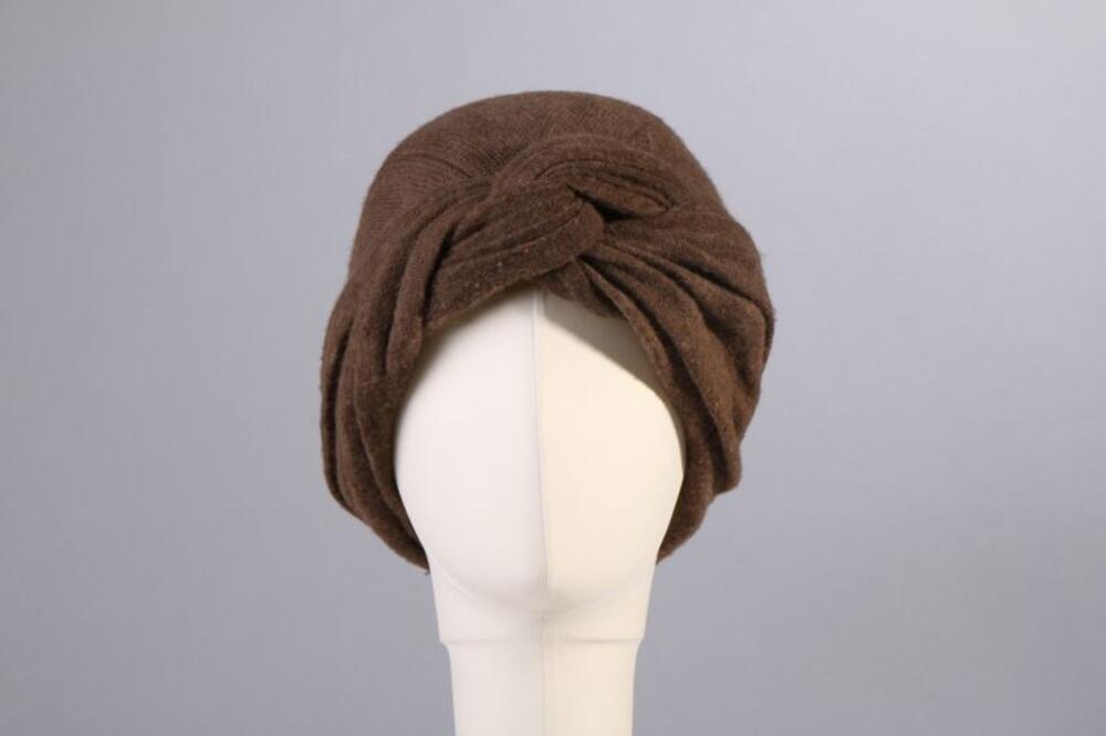 Turban in bruin tricot met drapage