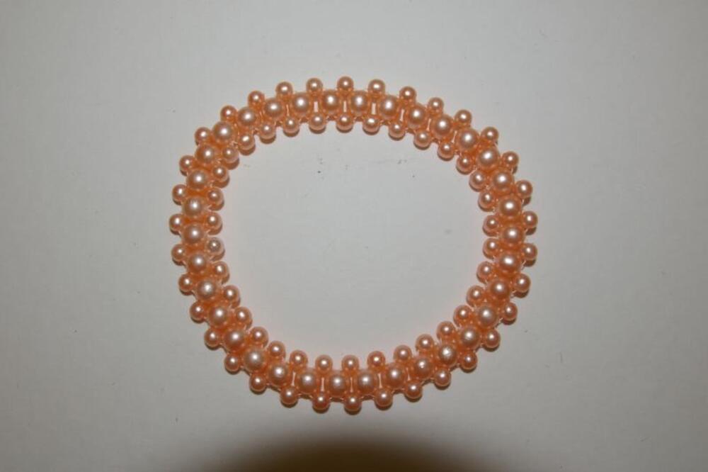 Armband van rose kunststof kralen