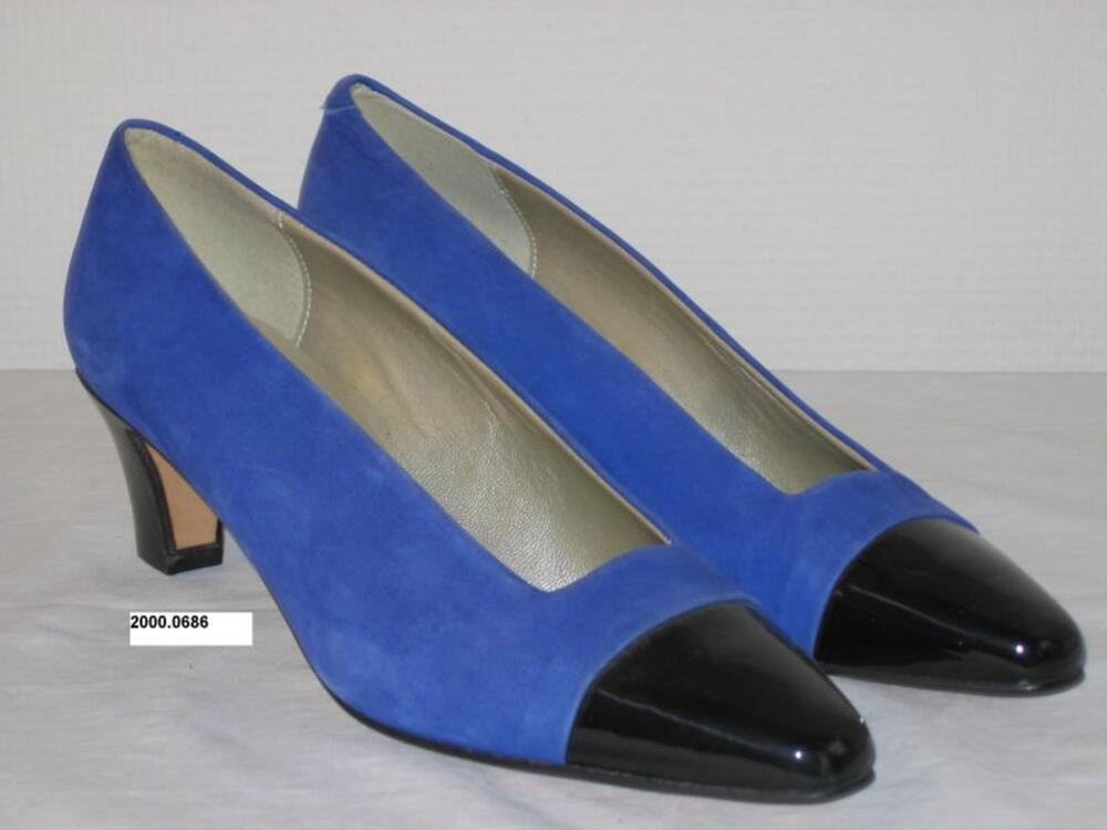 Pumps in blauwe suède met zwarte lakleren hak en neus