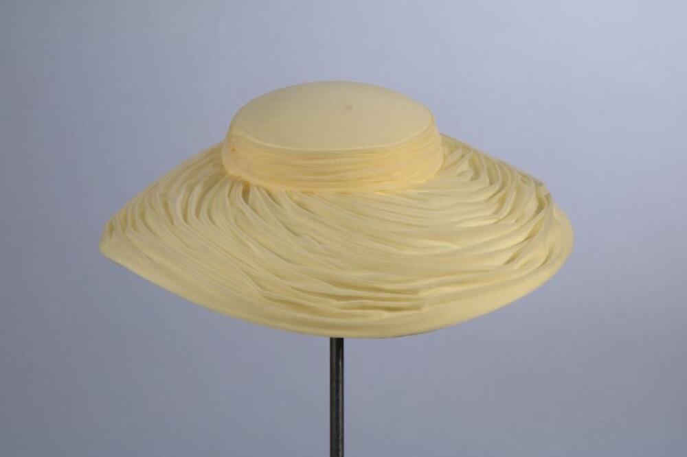Hoed in lichtgele gedrapeerde nylon