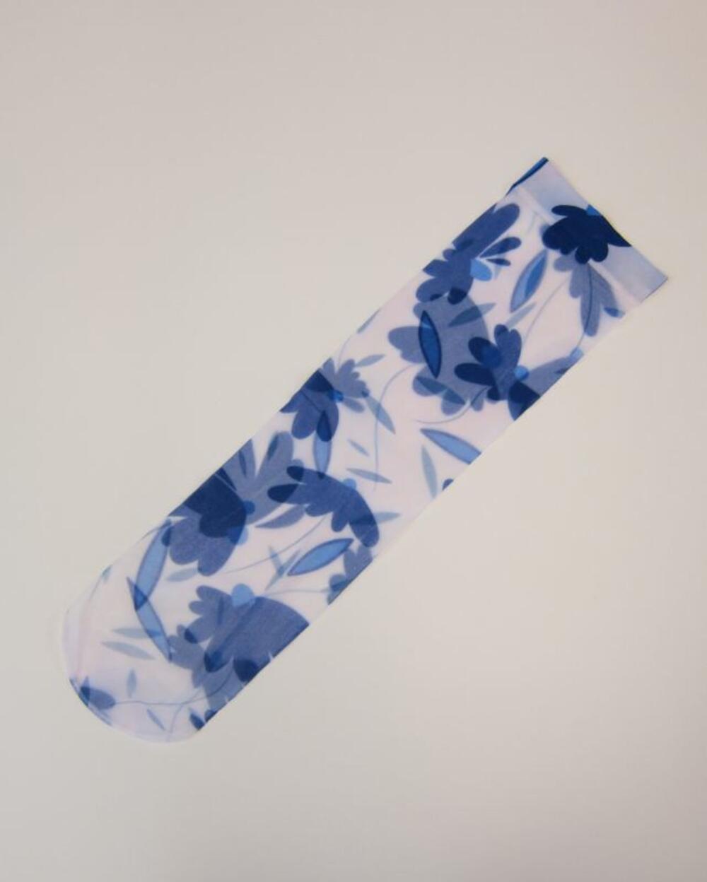 Kous in bedrukte nylon van blauwe gestileerde bloemen