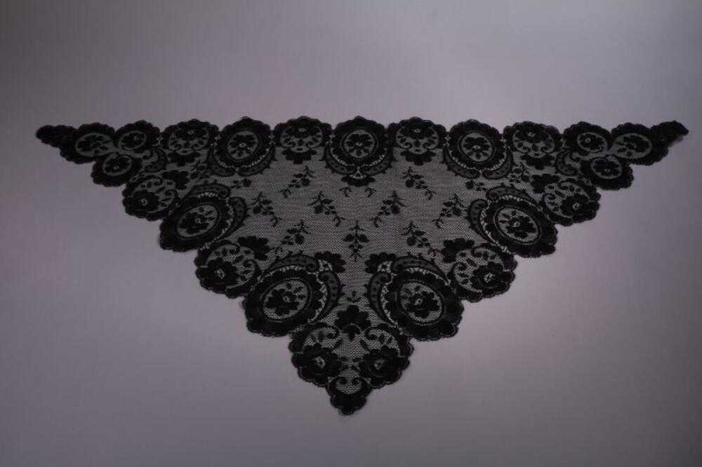 Zwart driehoekige mantilla in machinale kant