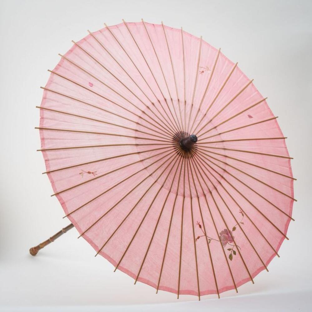 Parasol in roze organza met handvat uit bamboe
