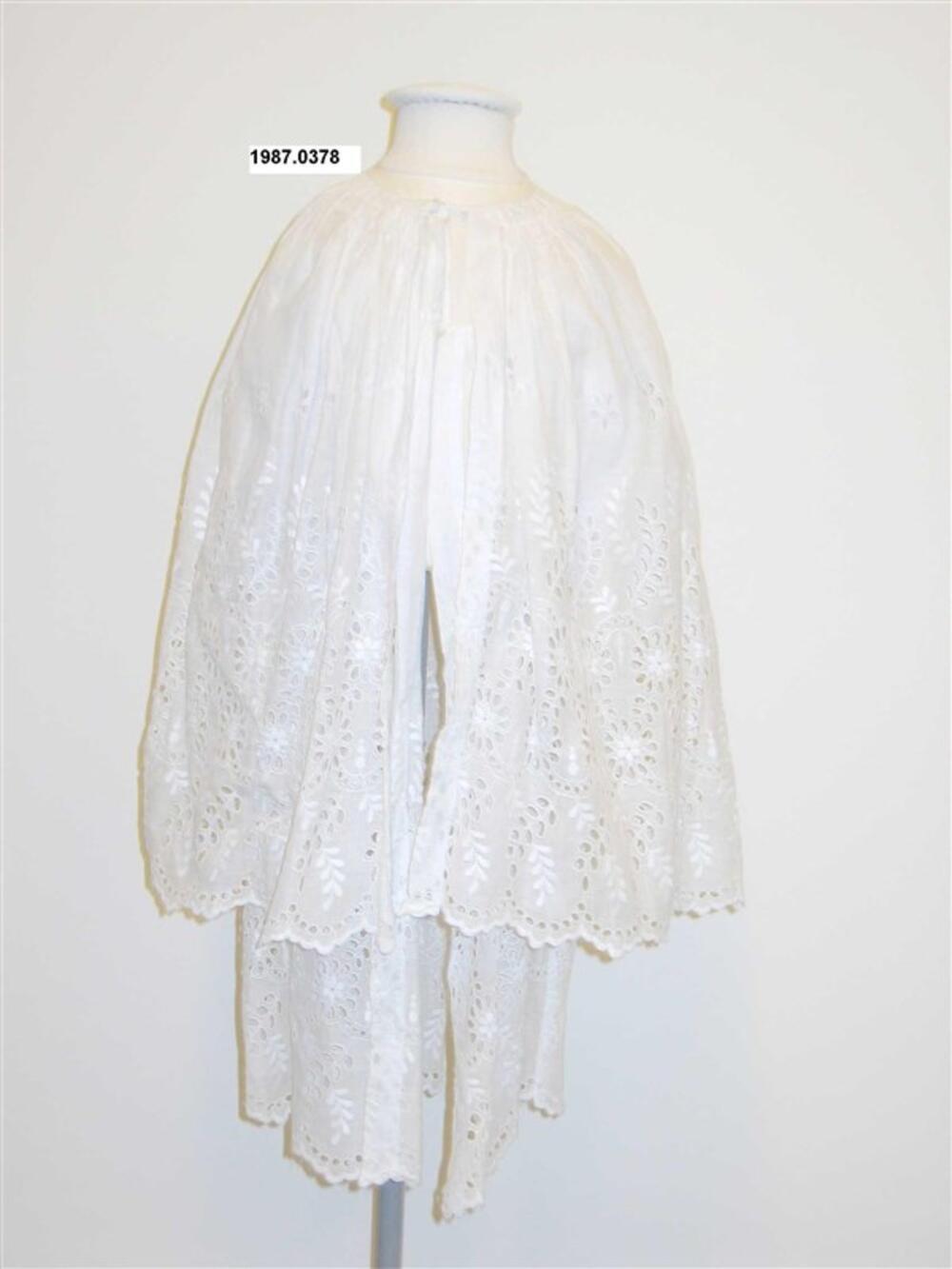 Doopmantel in ecrukleurig linnen in broderie anglaise