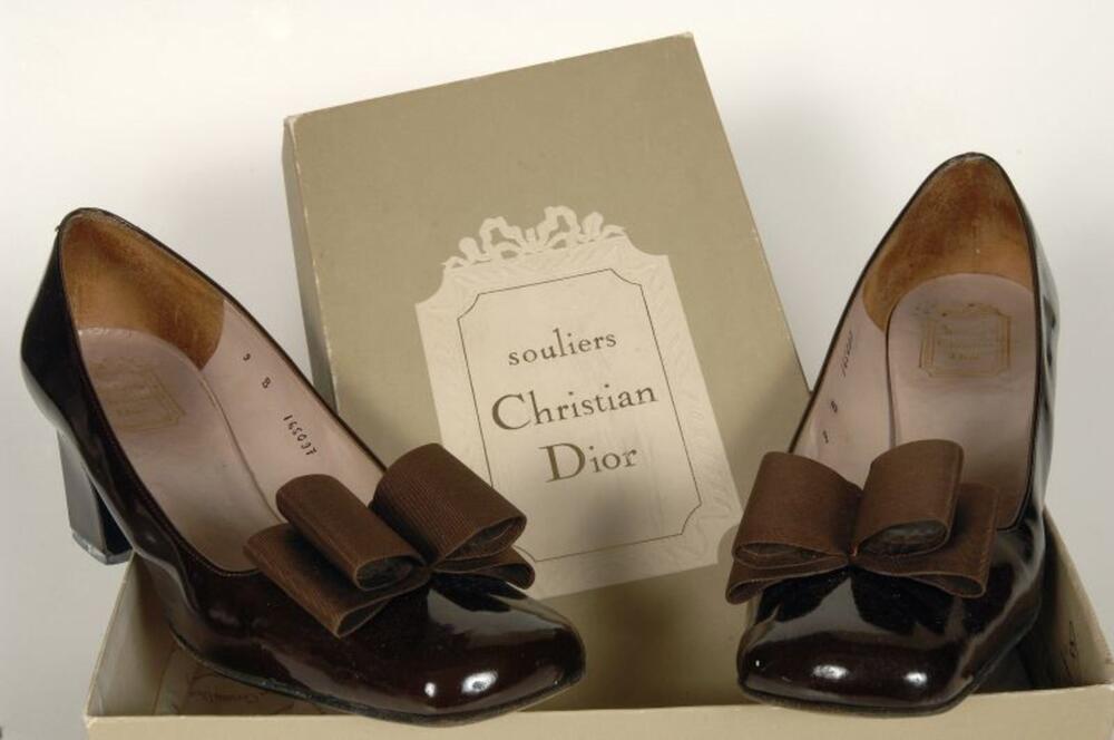 Pumps in bruin lakleer