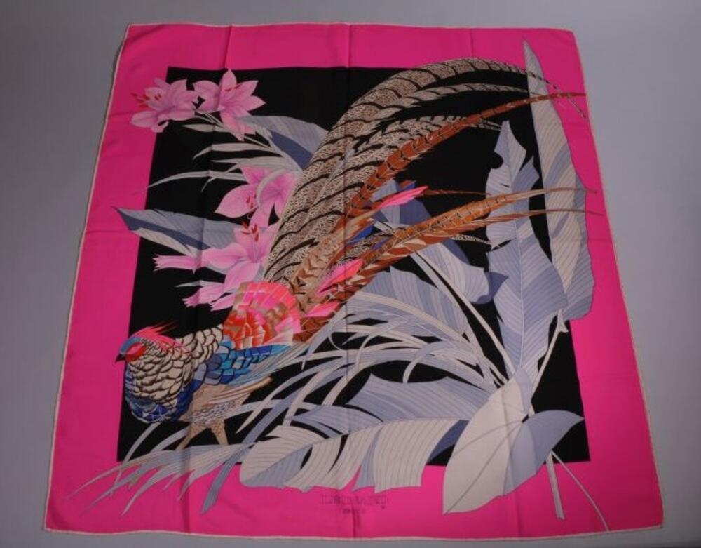 Foulard in zwarte en pinkkleurige zijde met print