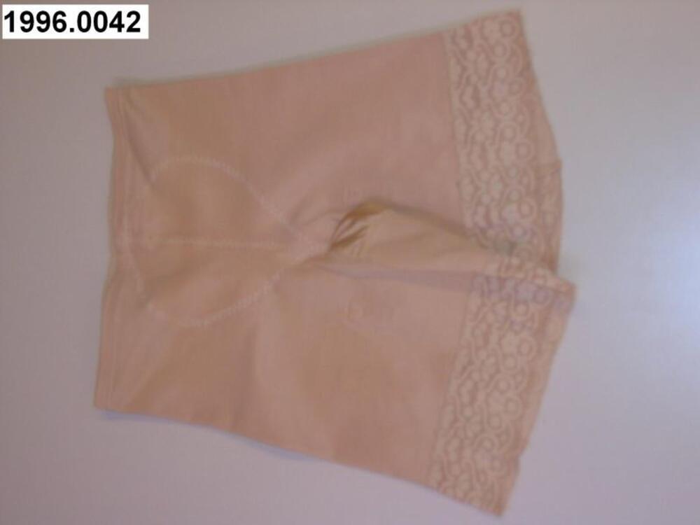 Pantybroek met korte pijpen in huidskleurige nylon