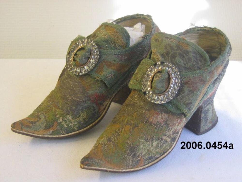 Vrouwenschoenen met gesp en ingeweven bloemmotief
