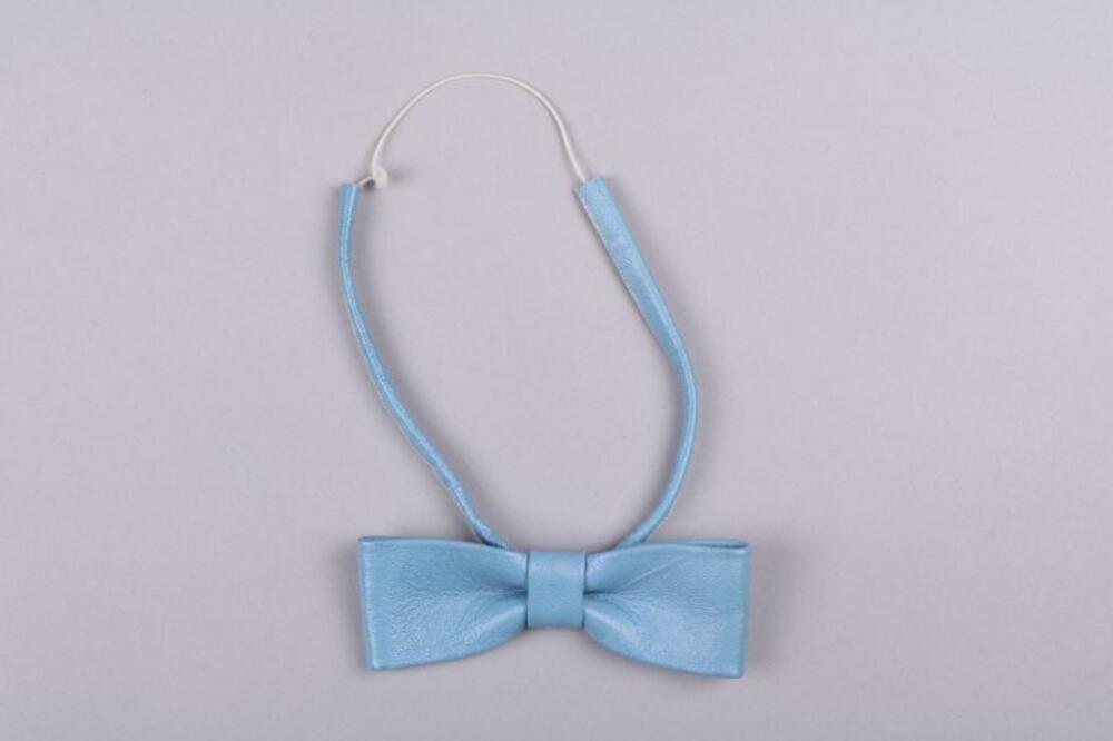 Vlinderdas in pastelblauw leer