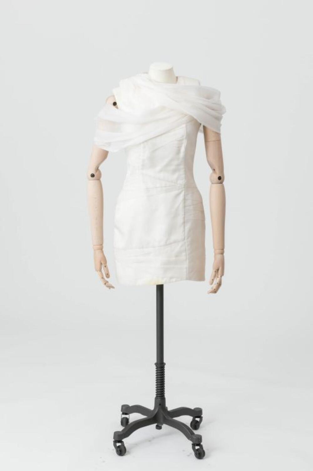 Mouwloze korte jurk in witte satijn met drapages in witte organza