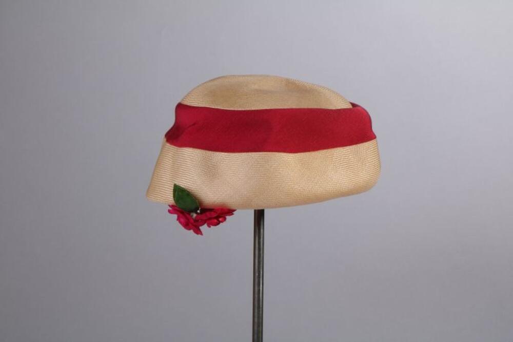 Hoed in natuurkleurige stro met fuchsiakleurige ripsband