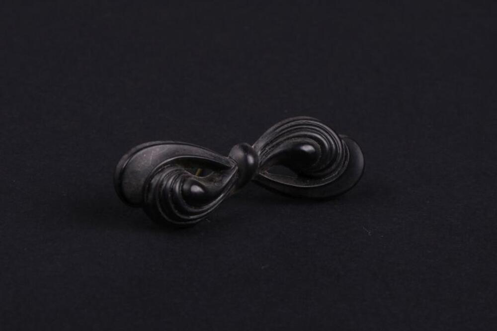 Broche in strikvorm in zwarte bakeliet