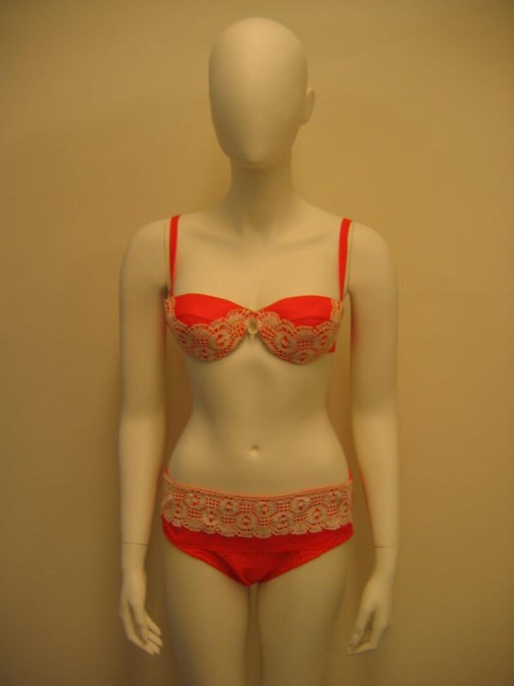 Oranje bikini met kantafwerking