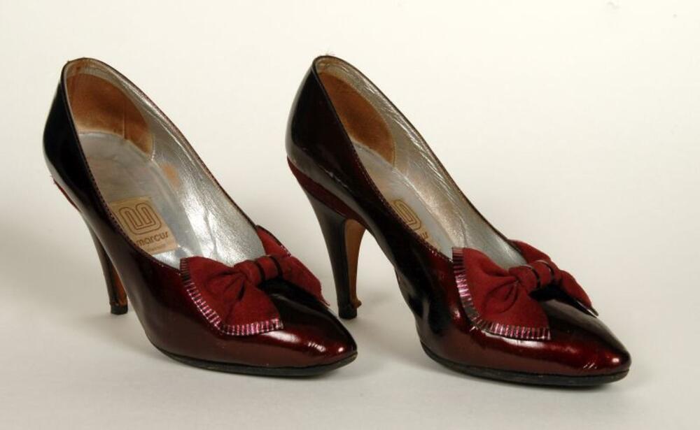 Pumps in bordeaux lakleer met een fijne hak van 10 cm