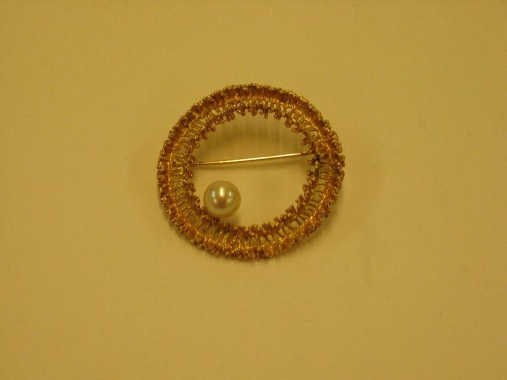 Broche in goudkleurig metaal met parel
