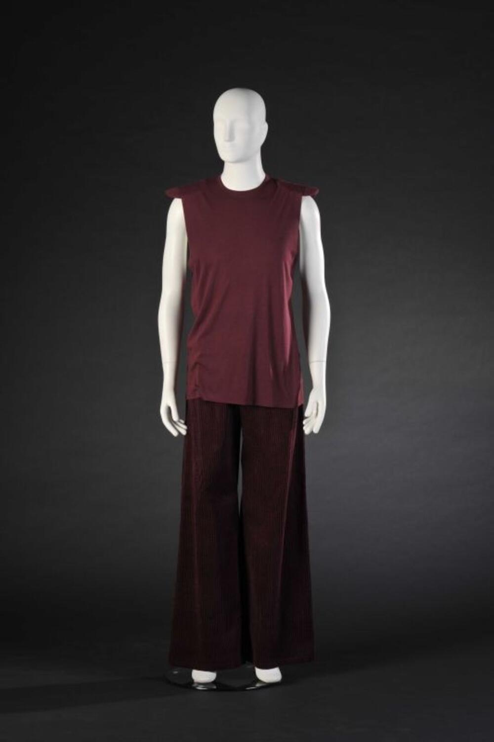 Ensemble bestaande uit bordeauxkleurige, fluwelen broek en lang T-shirt zonder mouwen