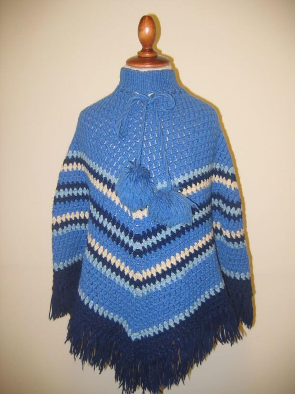 Poncho in blauw haarwerk