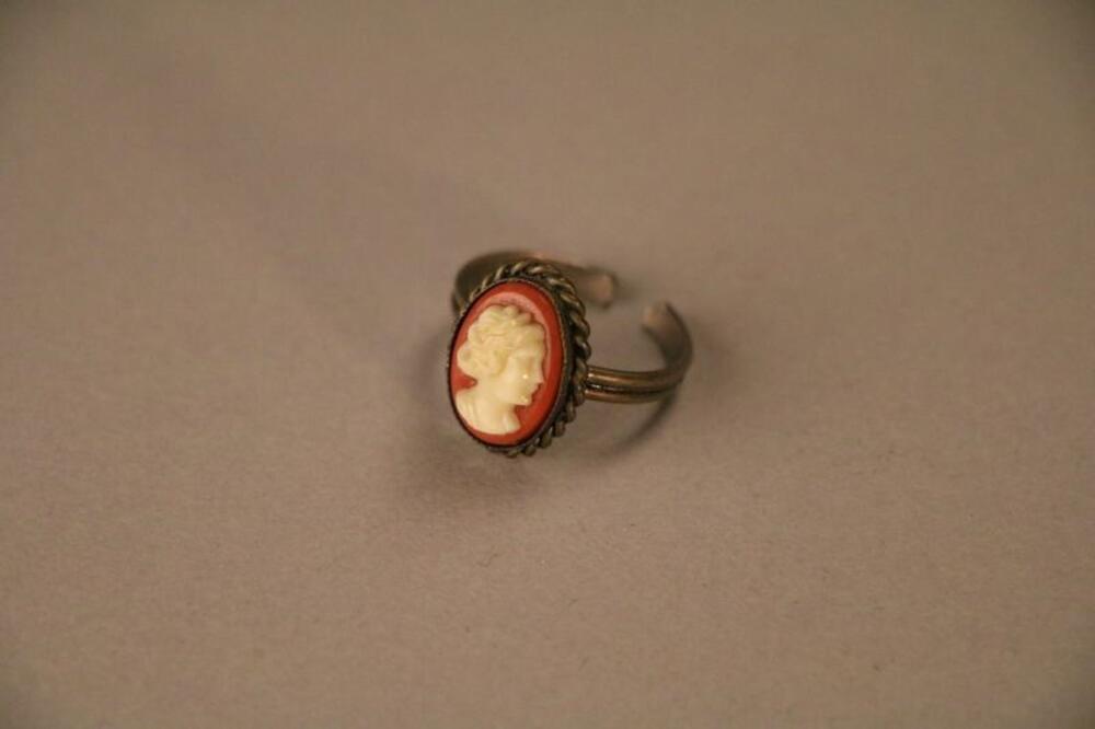 Ring in metaal versierd met camee in plastic