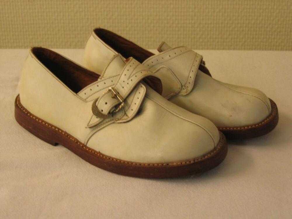 Schoenen in wit leer met riem en gespsluiting