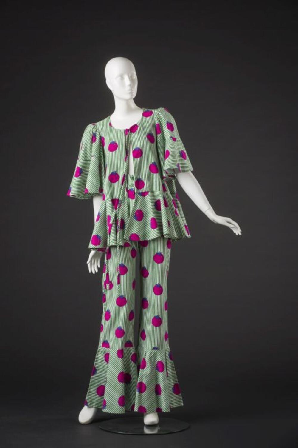 Ensemble bestaande uit blouse en broek in groen en wit verticaal gestreept katoen met tomatenprint