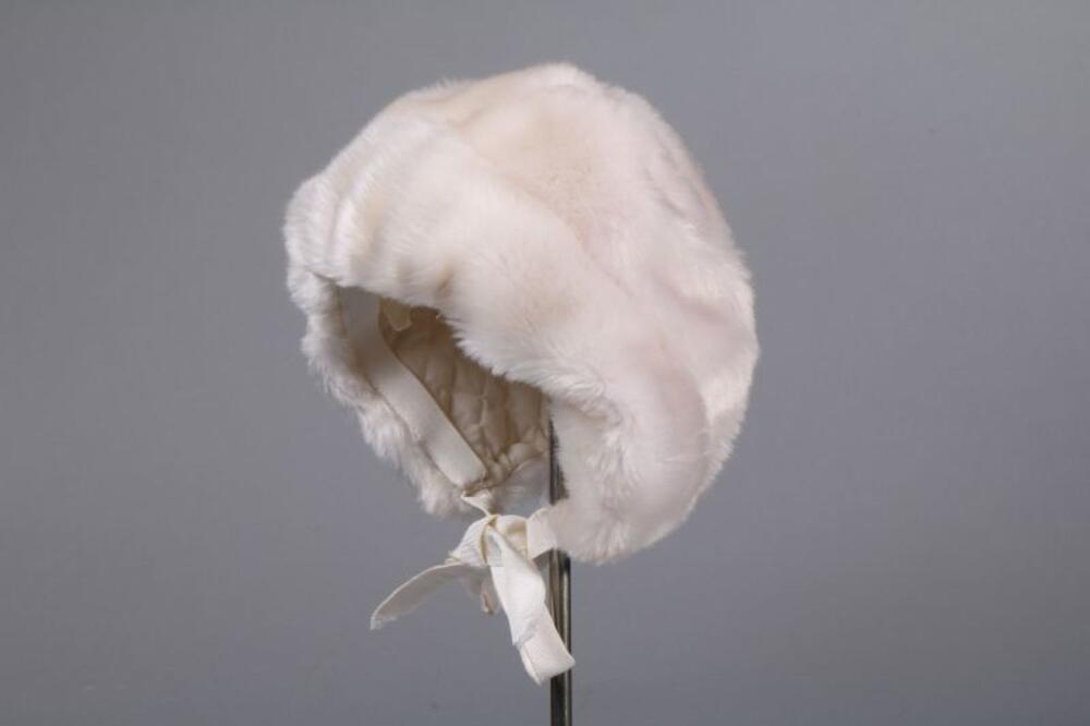 Muts in witte imitatiebont
