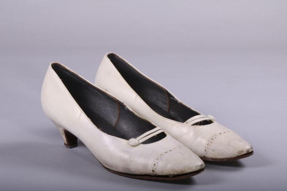 Schoenen in wit leer met lage hak