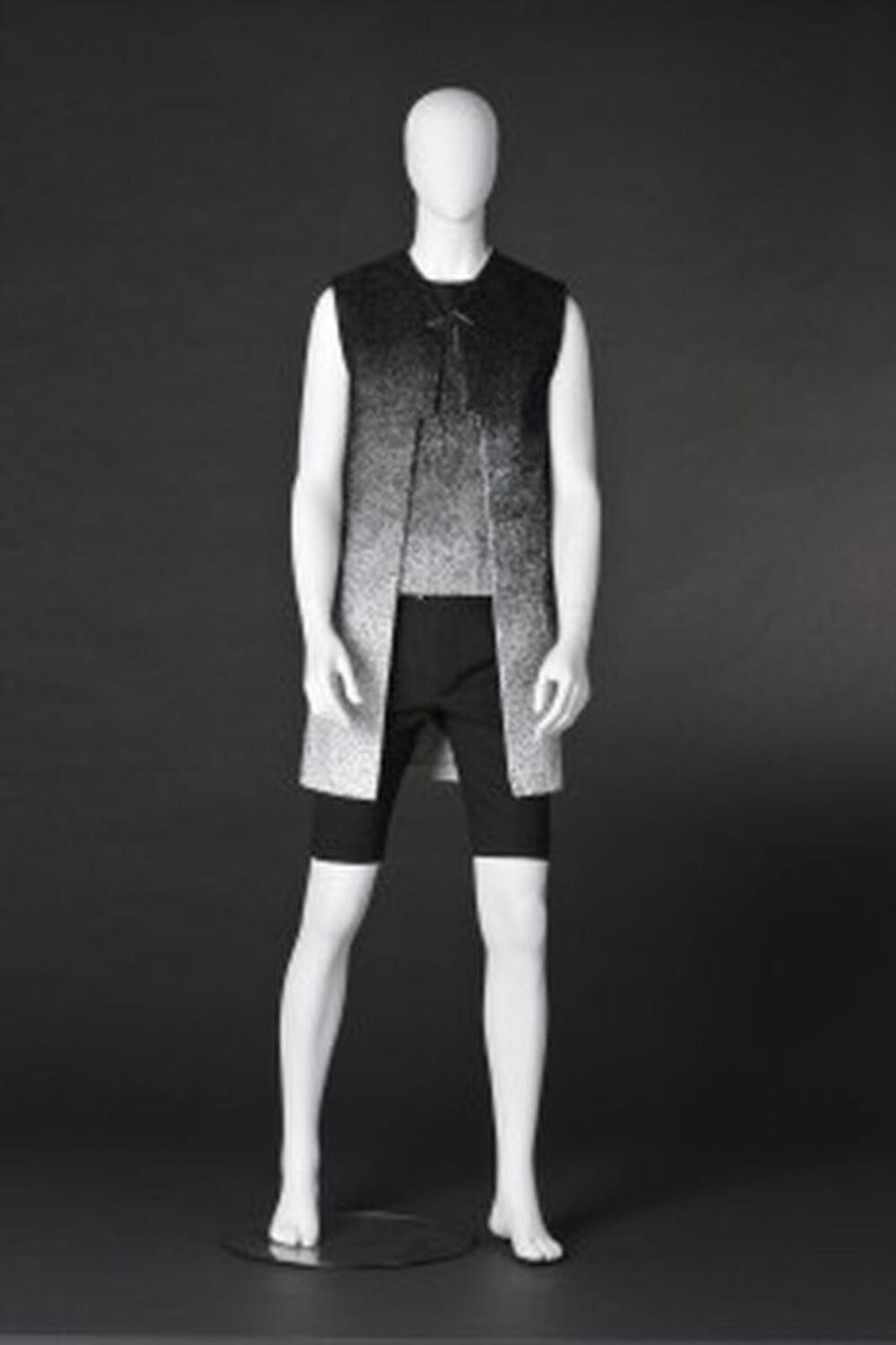 Ensemble bestaande uit zwarte short, wit-zwarte blouse en gilet