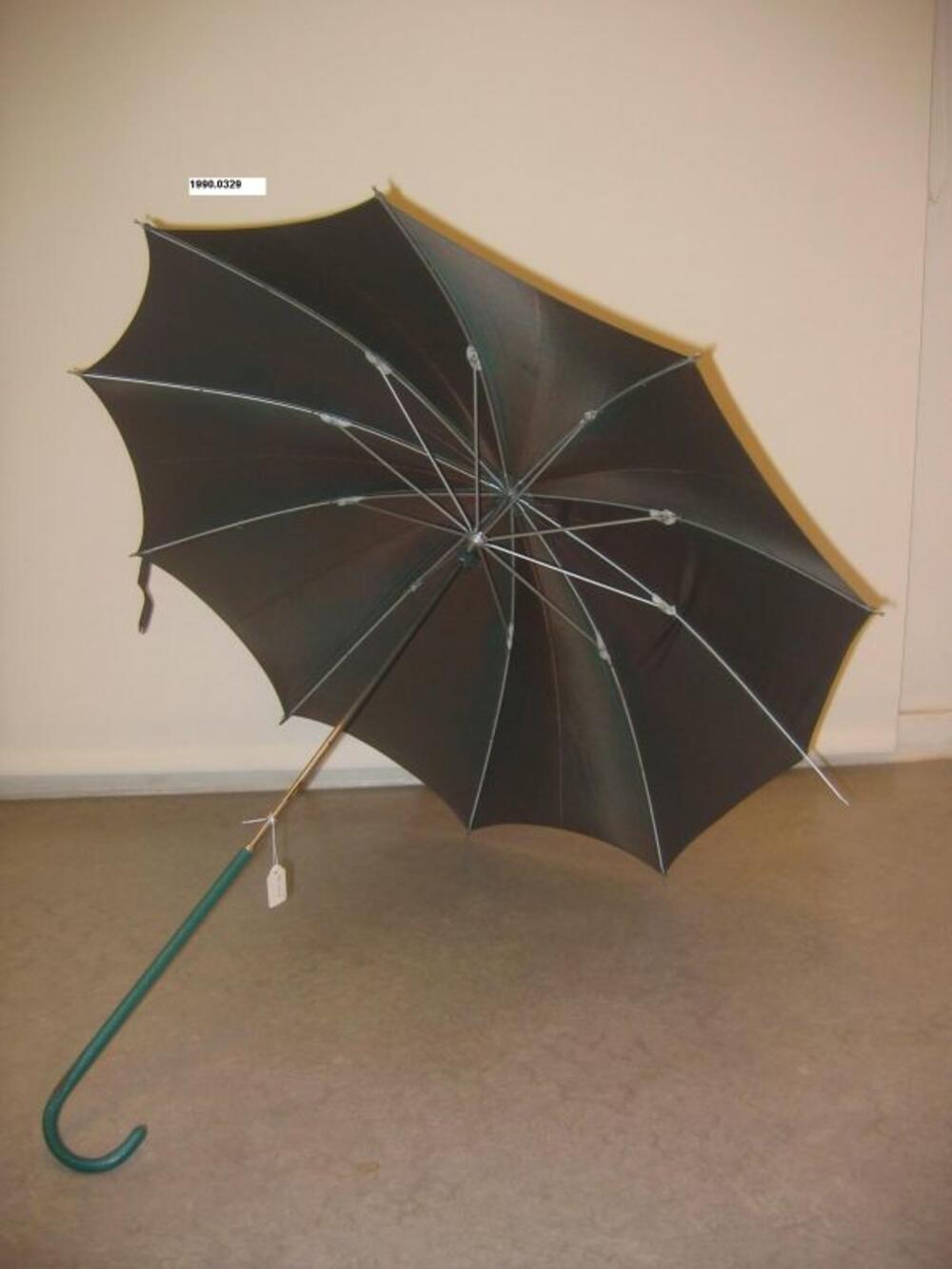 Paraplu in donkergroene nylon met lang metalen steel en handvat in groene skai