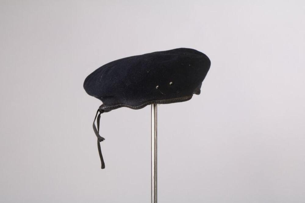 Baret in zwarte wol met bies in zwart leer